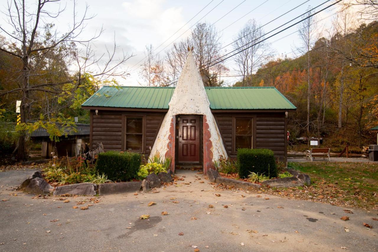 Qualla Cabins And Motel Cherokee Near Casino Whittier Bagian luar foto