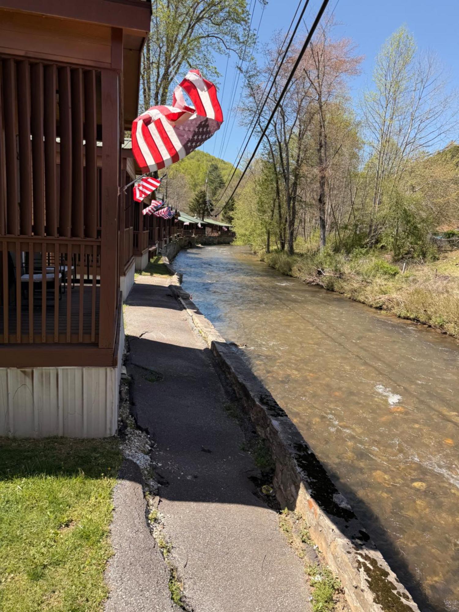 Qualla Cabins And Motel Cherokee Near Casino Whittier Bagian luar foto
