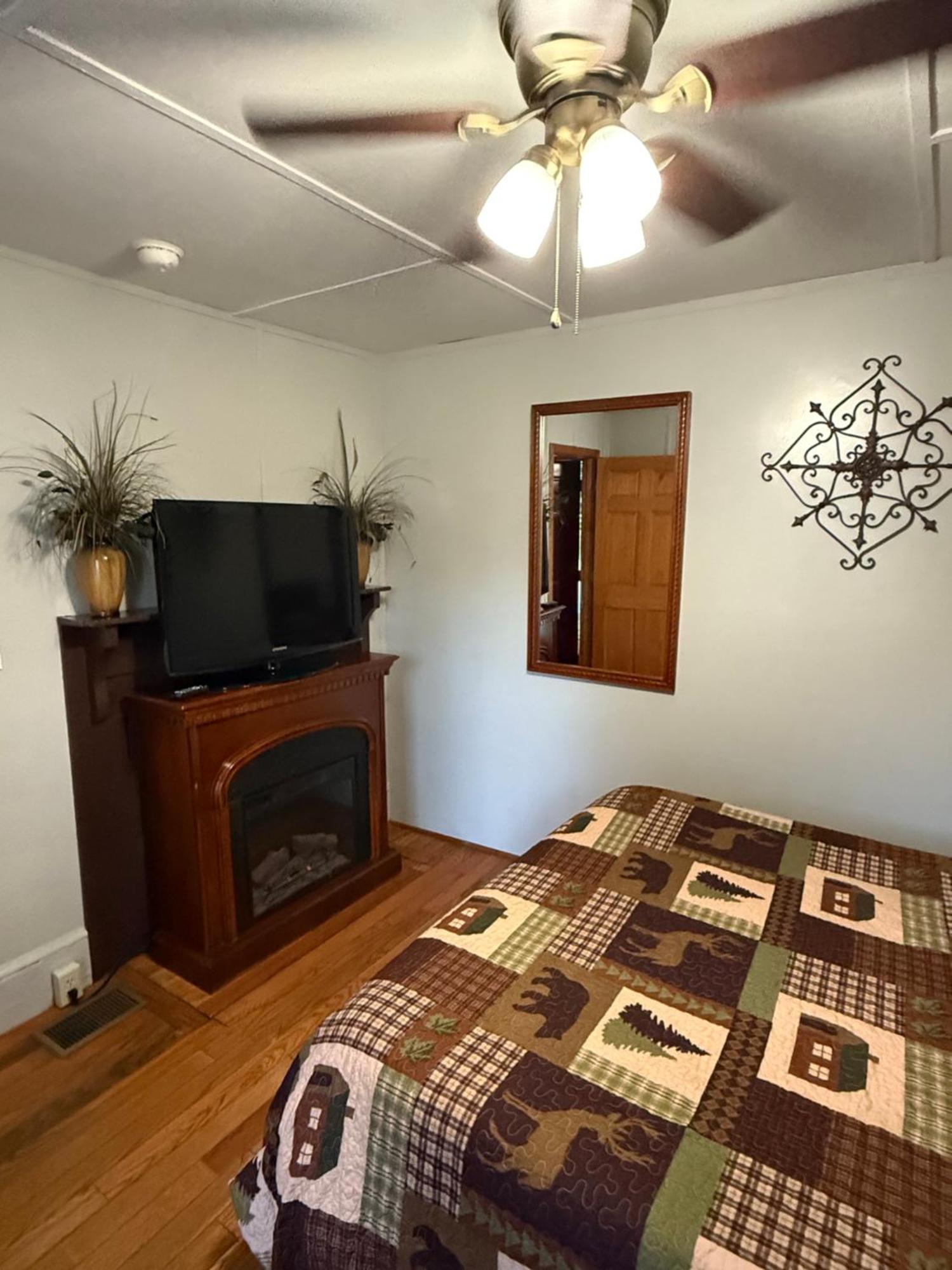 Qualla Cabins And Motel Cherokee Near Casino Whittier Bagian luar foto