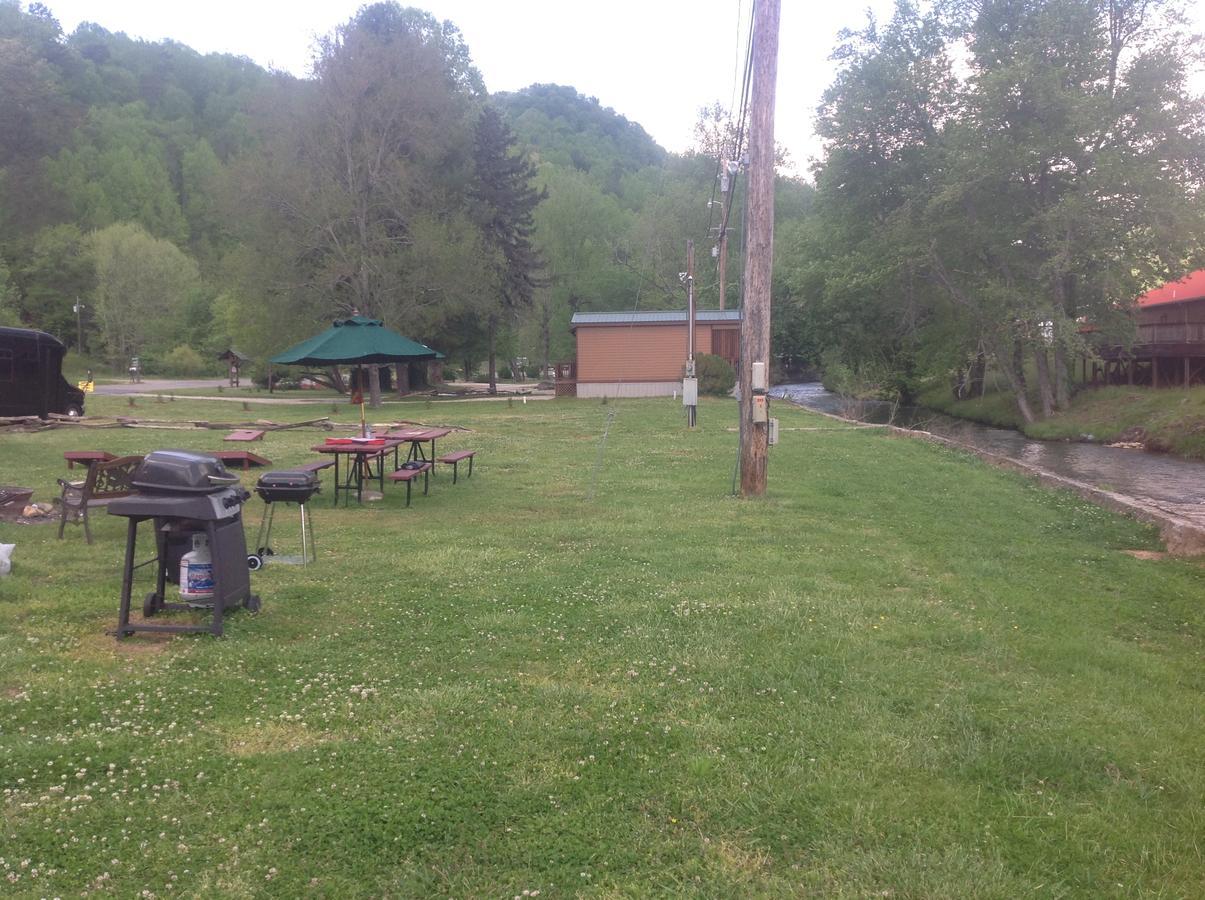 Qualla Cabins And Motel Cherokee Near Casino Whittier Bagian luar foto