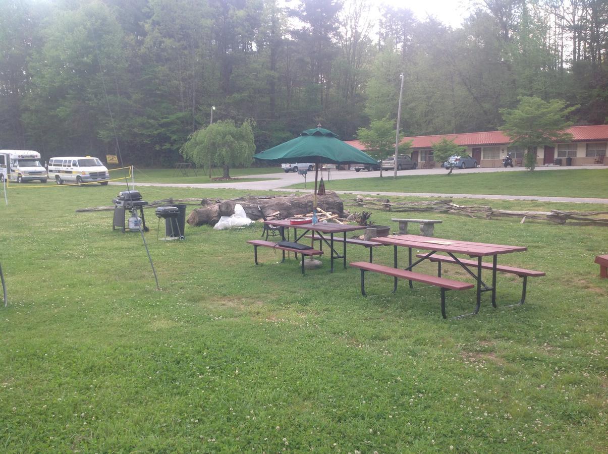 Qualla Cabins And Motel Cherokee Near Casino Whittier Bagian luar foto